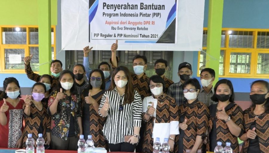 Eva Rataba Salurkan Beasiswa PIP ke Pelajar Sulsel